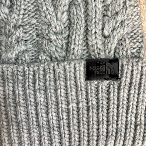 New!🍁The North Face Women's Oh Mega Fur Pom Beanie Light Grey Heather - Picture 4 of 6
